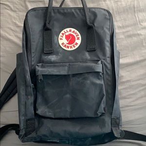Black FJALLRAVEN KANKEN backpack